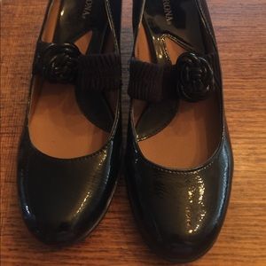 Black patent leather low Mary Jane pumps, size 7